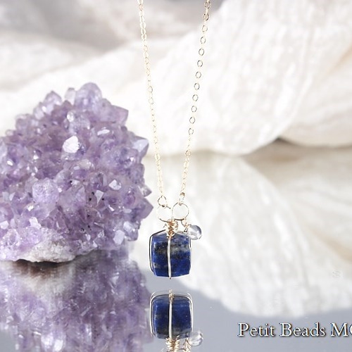 ラピスラズリとスワロフスキーで8連のネックレスです。 ラピスラズリ