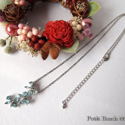 【N.568】ハンドメイドネックレス　オルゴナイト　薔薇　蝶　アクアマリン N.568】ハンドメイドネックレス オルゴナイト 薔薇 蝶 アクアマリン