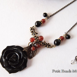 願いが叶う？漆黒のオニキスの薔薇＆赤瑪瑙の木の実～ネックレスⅡ 2枚目の画像
