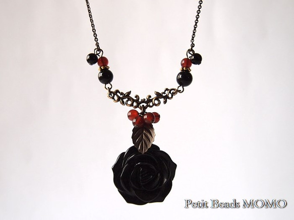 願いが叶う？漆黒のオニキスの薔薇＆赤瑪瑙の木の実～ネックレスⅡ 3枚目の画像
