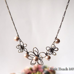 シックで可愛い♪立体的なワイヤーのお花＆コットンパール～ロマンティックなネックレス 4枚目の画像