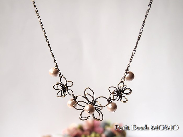 シックで可愛い♪立体的なワイヤーのお花＆コットンパール～ロマンティックなネックレス 4枚目の画像