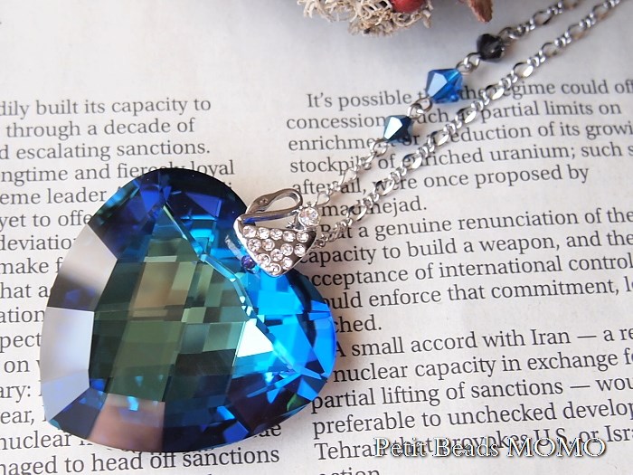 プレシオサ社製大きなハート*バミューダブルー＆輝くスワン～ロングペンダント