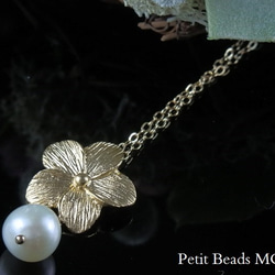 「Creema限定」願いが叶う？可憐な小花（真鍮・ゴールドプレート）＆淡水真珠～14KGFネックレス 2枚目の画像