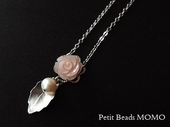 可憐なピンクシェルの薔薇＆淡水真珠～＆水晶～お守りネックレス(S) 2枚目の画像