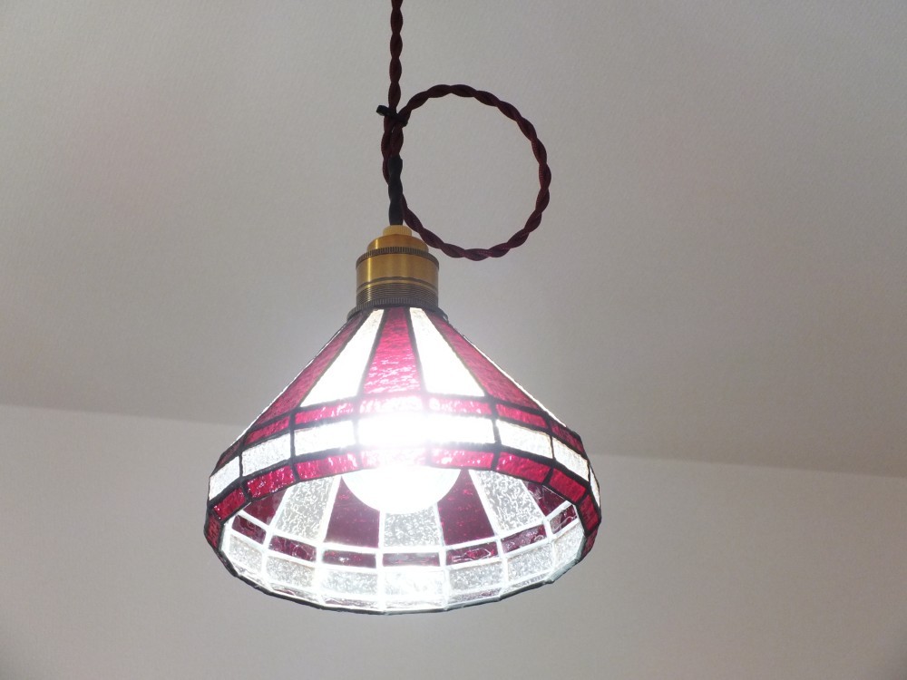 赤のペンダントライト；ＬＥＤフィラメント電球は含まず。