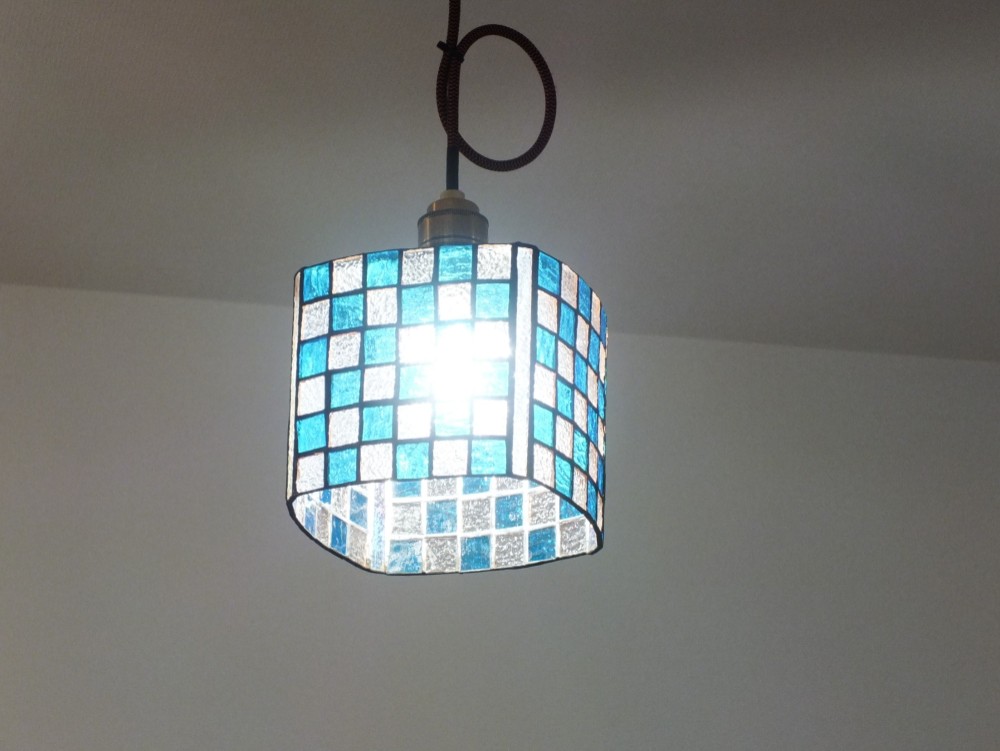 スカイブルーのペンダントライト、市松模様シリーズ４（白色ＬＥＤ電球は含まず。ステンドグラス） 9,990円