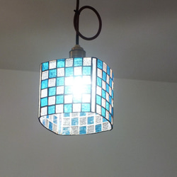 スカイブルーのペンダントライト、市松模様（白色ＬＥＤ電球付き、ステンドグラス） スカイブルーのペンダントライト、市松模様シリーズ4（白色LED電球