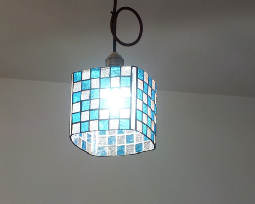 スカイブルーのペンダントライト、市松模様（白色ＬＥＤ電球付き、ステンドグラス） スカイブルーのペンダントライト、市松模様シリーズ4（白色LED電球
