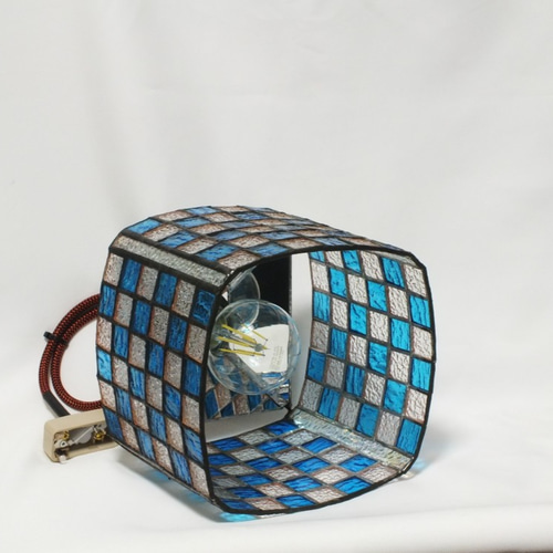 スカイブルーのペンダントライト、市松模様（白色ＬＥＤ電球付き、ステンドグラス） スカイブルーのペンダントライト、市松模様シリーズ4（白色