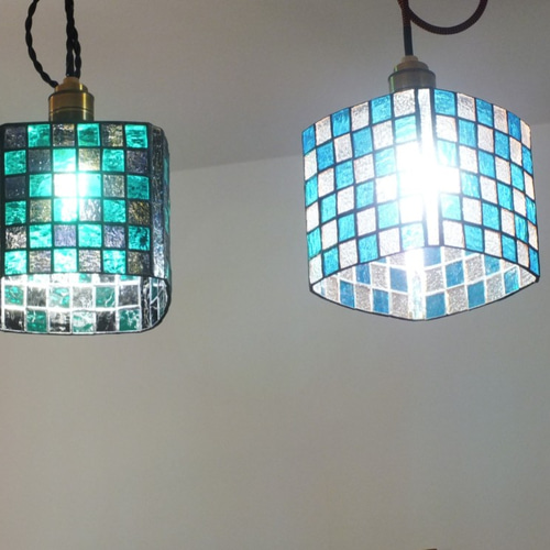 スカイブルーのペンダントライト、市松模様（白色ＬＥＤ電球付き、ステンドグラス） スカイブルーのペンダントライト、市松模様シリーズ4（白色