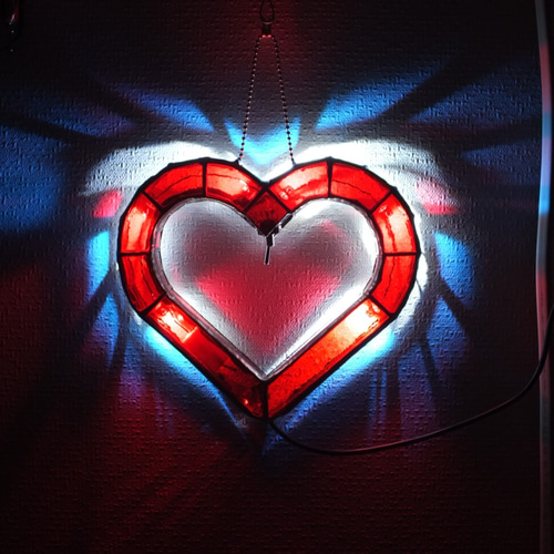 ステンドグラスのハートのランプ 天使の翼でときめくハート ステンドグラス・壁掛けランプ スタンド