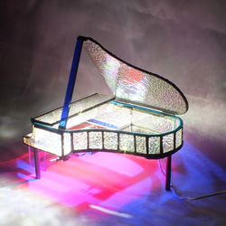 きらきらクリスタルのグランドピアノ；ステンドグラスでLEDが点灯