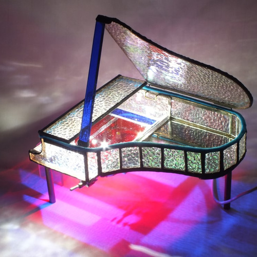 きらきらクリスタルのグランドピアノ；ステンドグラスでLEDが点灯