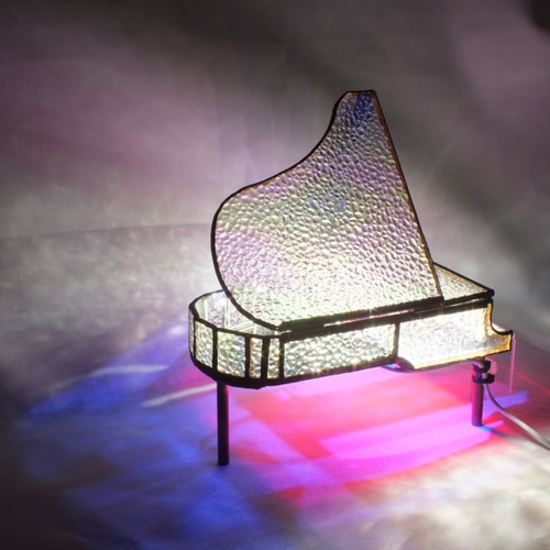 きらきらクリスタルのグランドピアノ；ステンドグラスでLEDが点灯