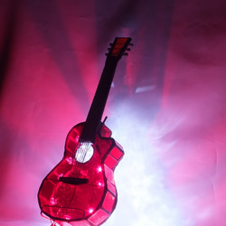 真赤なギター；ステンドグラスのギターにＬＥＤを組み込んだ手作りランプです。 1枚目の画像