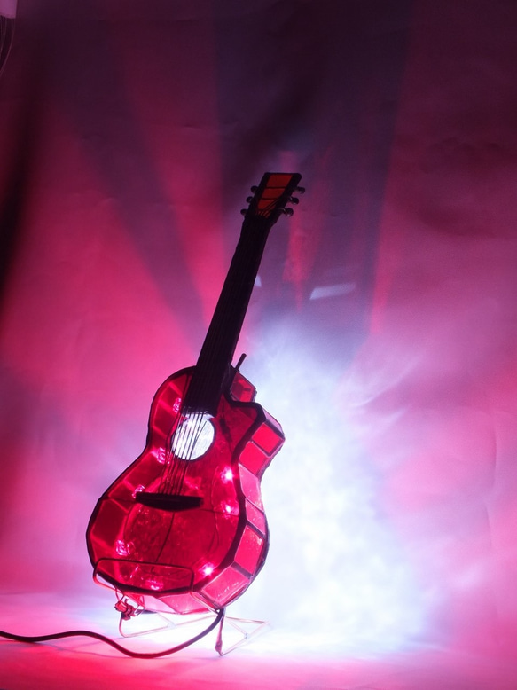 真赤なギター；ステンドグラスのギターにＬＥＤを組み込んだ手作りランプです。 1枚目の画像