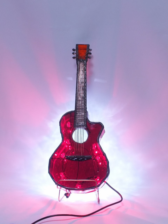 真赤なギター；ステンドグラスのギターにＬＥＤを組み込んだ手作りランプです。 3枚目の画像