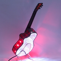 真赤なギター；ステンドグラスのギターにＬＥＤを組み込んだ手作りランプです。 5枚目の画像