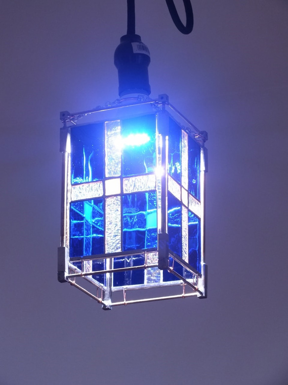 ステンドグラスのランプ　真鍮パイプとステンドグラスのペンダントライト（ＬＥＤ電球付き） 1枚目の画像