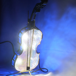 青いバイオリン  new3；ステンドグラス作品　ＬＥＤを組み込んだ手作りランプ。 6枚目の画像