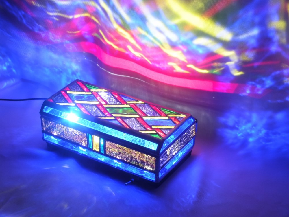 色の光りで輝くボックス（ステンドグラス、ＬＥＤ内蔵、ランプ）
