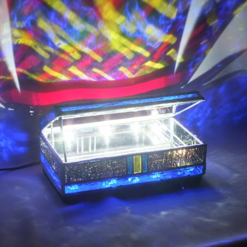 色の光りで輝くボックス（ステンドグラス、LED内蔵、ランプ