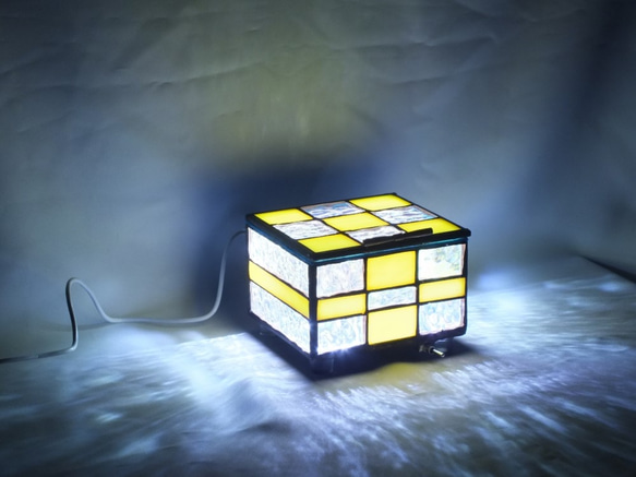 光り輝くボックス（小物入れ、ステンドグラス、ＬＥＤ内蔵、ランプ、市松模様） 3枚目の画像
