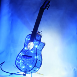 青空のギター　ver．5　ステンドグラスのギターにＬＥＤを組み込んだ手作りランプです。 3枚目の画像