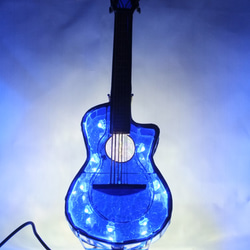 青空のギター　ver．5　ステンドグラスのギターにＬＥＤを組み込んだ手作りランプです。 4枚目の画像
