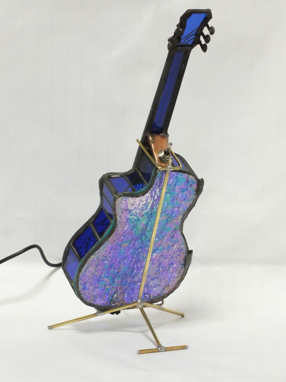 青空のギター　ver．5　ステンドグラスのギターにＬＥＤを組み込んだ手作りランプです。 8枚目の画像