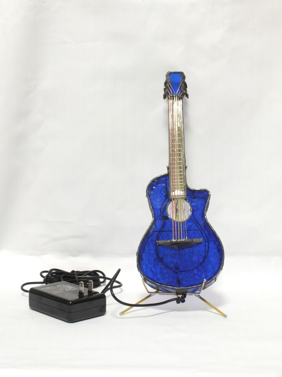青空のギター　ver．5　ステンドグラスのギターにＬＥＤを組み込んだ手作りランプです。 10枚目の画像