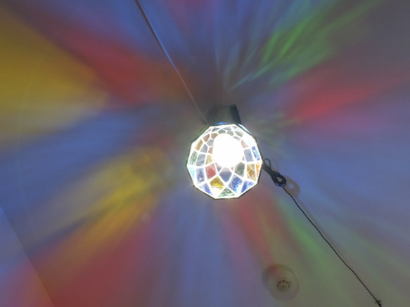 菱形ガラスのペンダントライト　一点物（青いガラスが螺旋状、ＬＥＤフィラメント電球付き）　１点モノ　ランプシェード 6枚目の画像