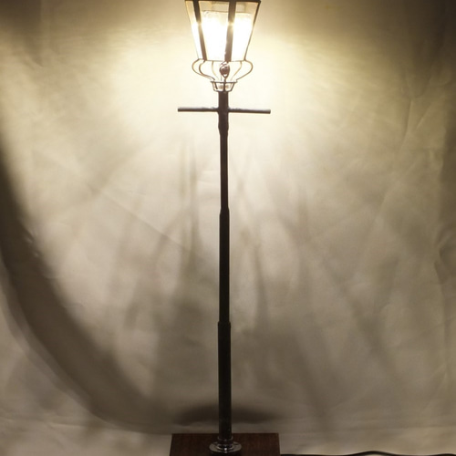 小さなガス灯；緑帽子 ステンドグラスとLEDの手作り スタンド
