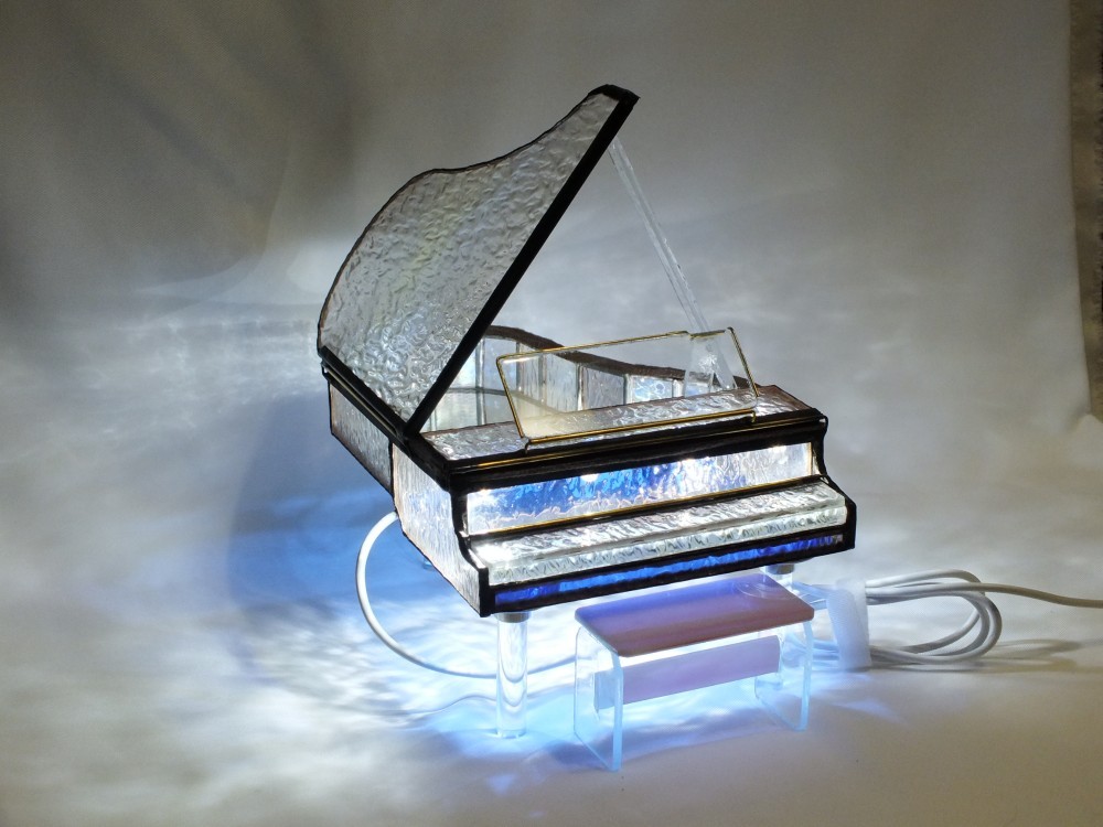 きらきらクリスタルのグランドピアノ TYPE5；ステンドグラスでLED