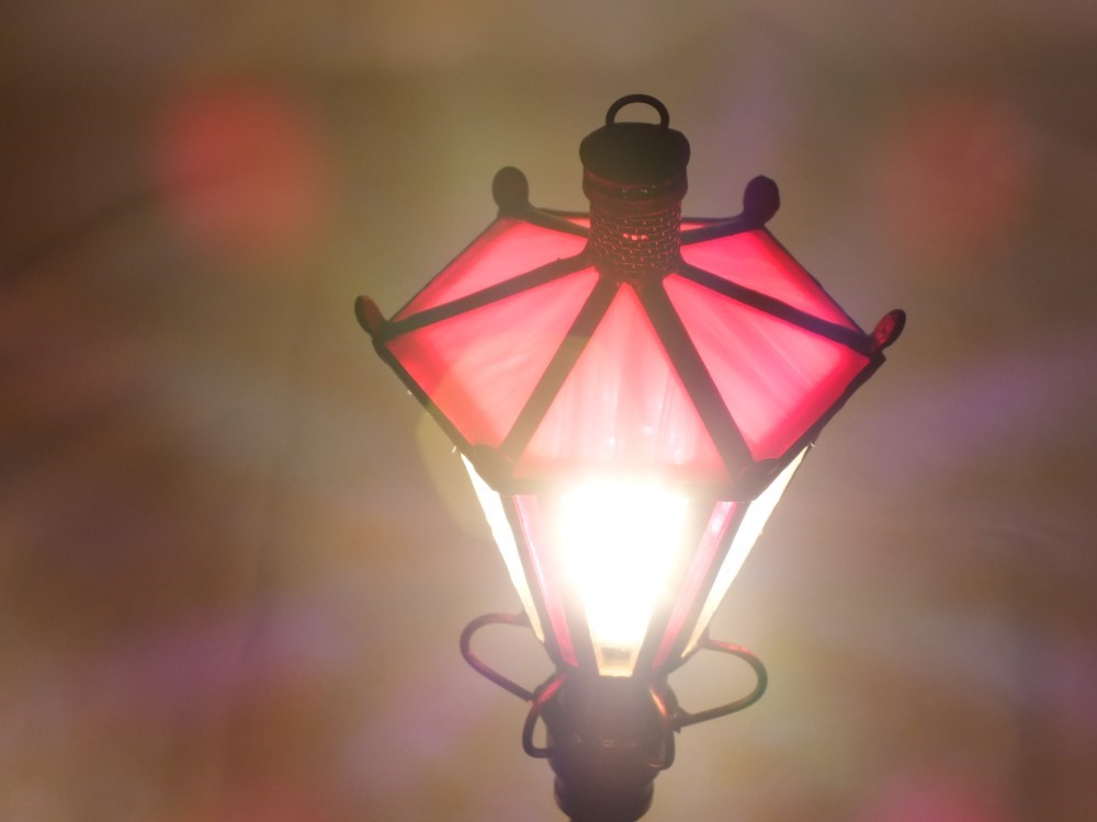 セピア色の小さなガス灯；赤帽子 No.2　 ステンドグラスとLED電球の手作りガス灯