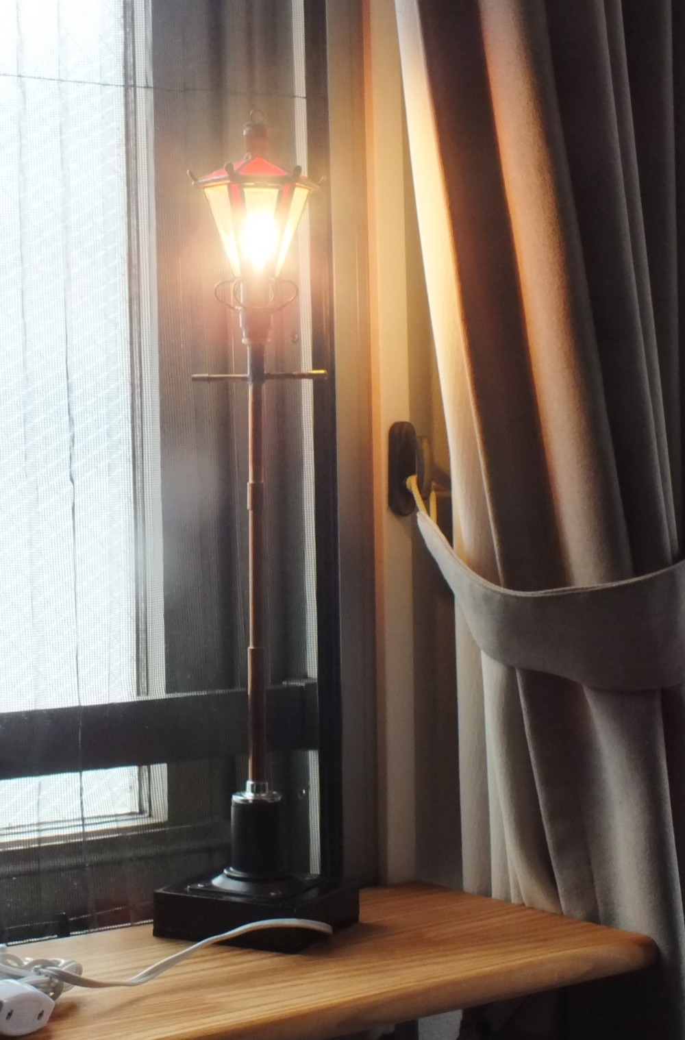 セピア色の小さなガス灯；赤帽子 No.2　 ステンドグラスとLED電球の手作りガス灯