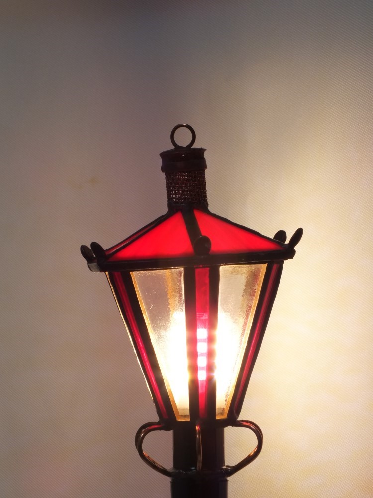 セピア色の小さなガス灯；赤帽子 No.2　 ステンドグラスとLED電球の手作りガス灯