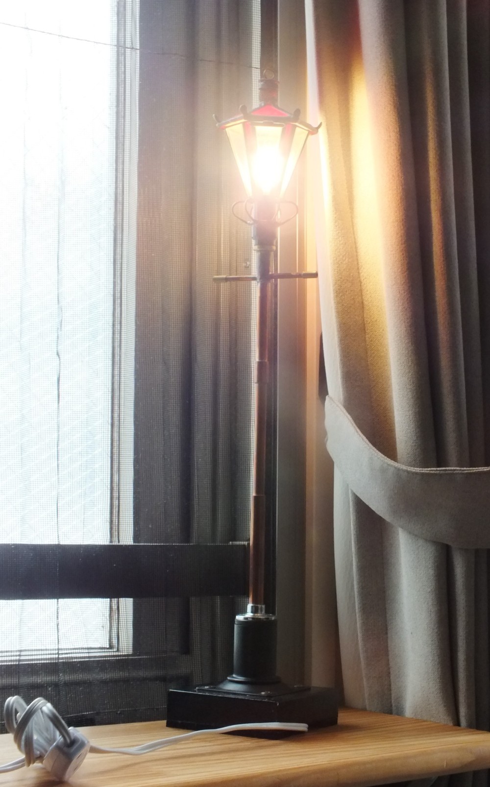 セピア色の小さなガス灯；赤帽子 No.2　 ステンドグラスとLED電球の手作りガス灯