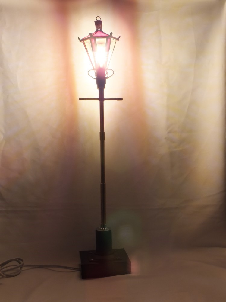 セピア色の小さなガス灯；赤帽子 No.2　 ステンドグラスとLED電球の手作りガス灯