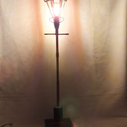 セピア色の小さなガス灯；赤帽子 No.2　 ステンドグラスとLED電球の手作りガス灯　 3枚目の画像