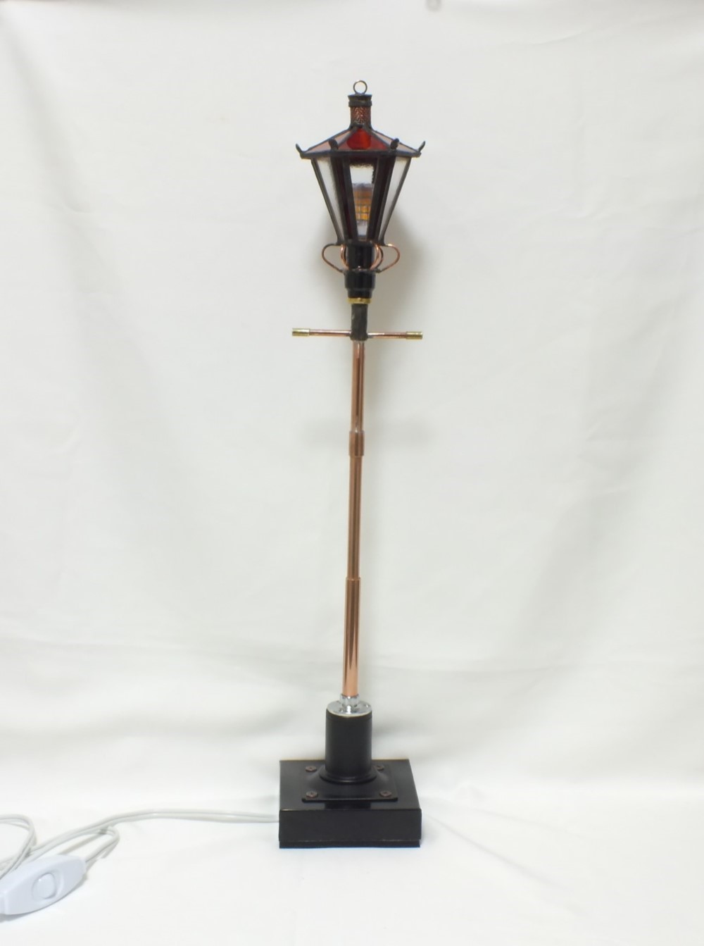 セピア色の小さなガス灯；赤帽子 No.2　 ステンドグラスとLED電球の手作りガス灯