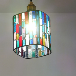 色づくしのペンダントライト ; 大（その２）　丸っぽい四角（白色ＬＥＤ電球付き、ステンドグラス）　 4枚目の画像