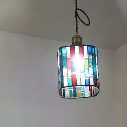 色づくしのペンダントライト ; 大（その２）　丸っぽい四角（白色ＬＥＤ電球付き、ステンドグラス）　 6枚目の画像