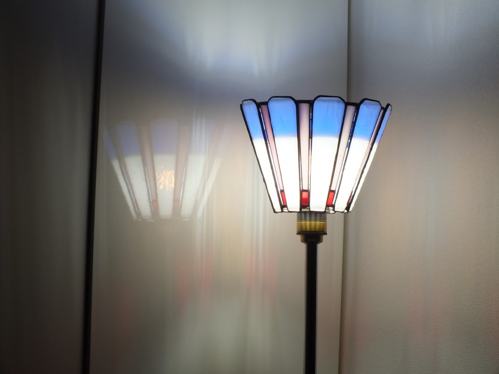 ウルトラマリンブルーとピンクのフロアランプ　アッパースタンド　48-1　ＬＥＤ電球は含まず。