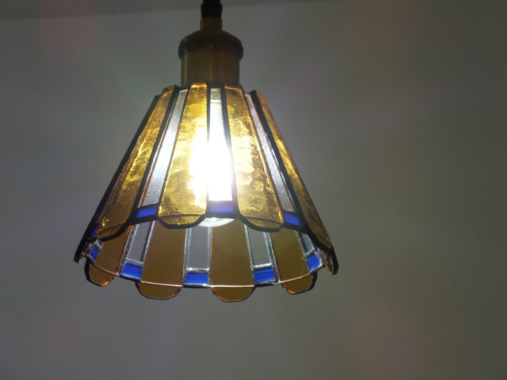 ブロンズ色のペンダントライト、ペンダントランプ（セピア色？　白色ＬＥＤ電球は含まず。ステンドグラス）