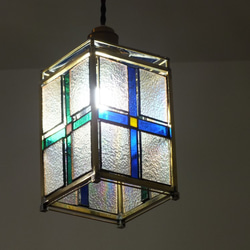 十字のペンダントライト　真鍮角とステンドグラスのライト（ＬＥＤ電球は含まず。） 1枚目の画像