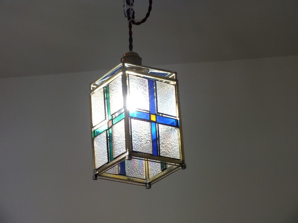 十字のペンダントライト　真鍮角とステンドグラスのライト（ＬＥＤ電球は含まず。） 4枚目の画像