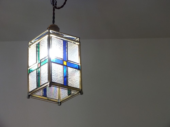 十字のペンダントライト　真鍮角とステンドグラスのライト（ＬＥＤ電球は含まず。） 2枚目の画像