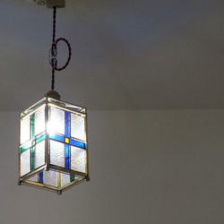 十字のペンダントライト　真鍮角とステンドグラスのライト（ＬＥＤ電球は含まず。） 3枚目の画像